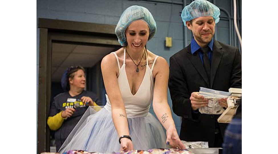 beyle-gelin-22-min-ushaga-yemek-yigdilar