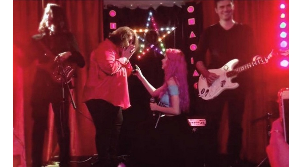 youtuber-qiz-sevdiyi-61-yashli-qadina-evlenme-teklifi-etdi