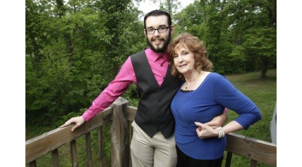 72-yashli-qadin-oglunun-defninde-tanish-oldugu-19-yashli-gencle-evlendi