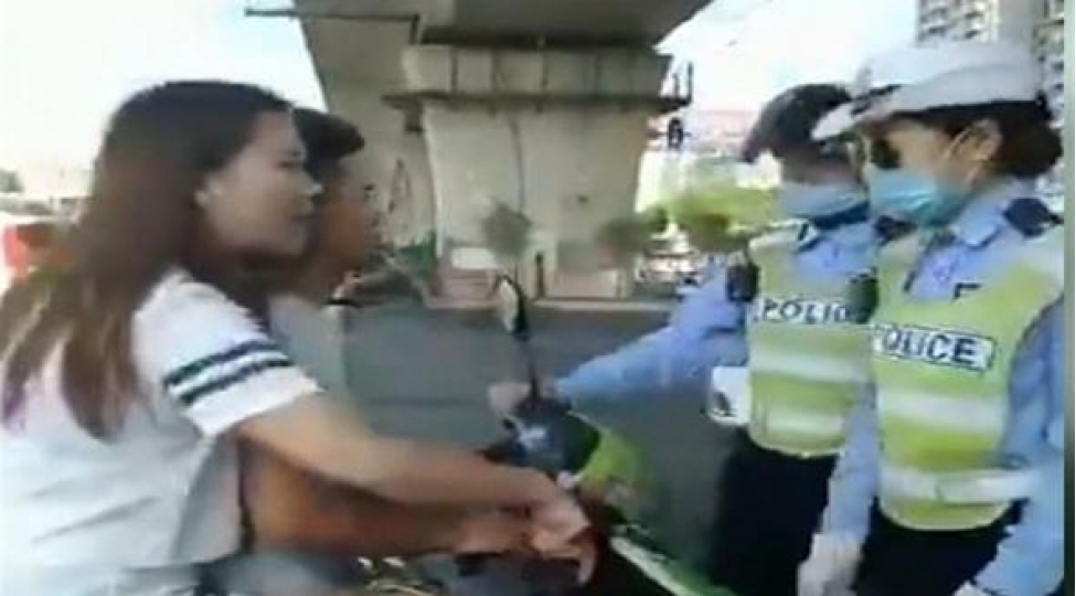 shok-olay-genc-qiz-yol-polisini-bele-doydu-vdeo