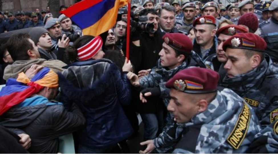 ermenistanda-novbeti-etiraz-aksiyasi