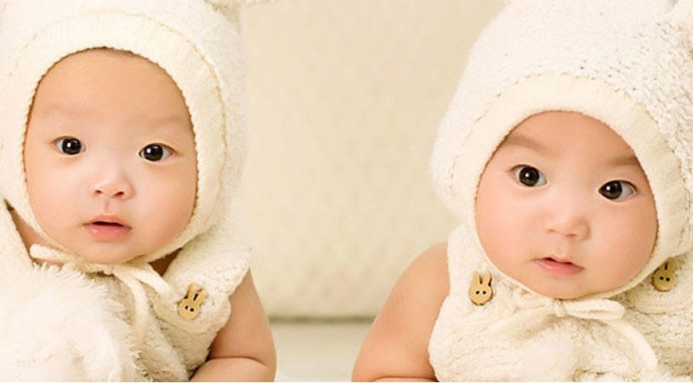 ekizlerin-atalari-ferqli-kishiler-oldu