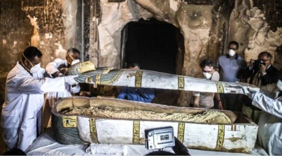 4-min-illik-qebir-canli-yayimda-achilacaq-foto