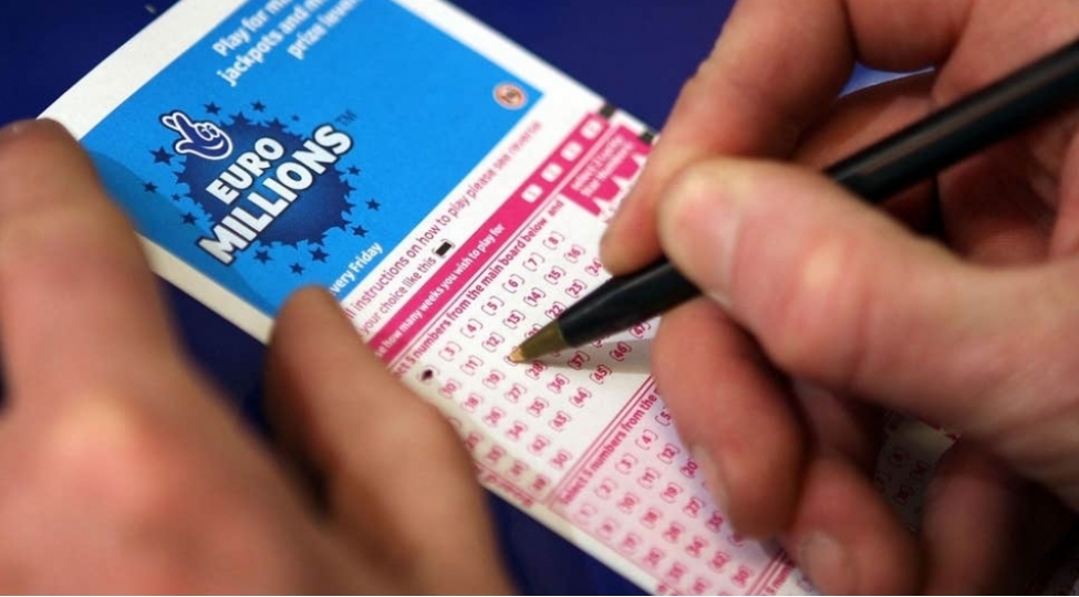 britaniya-sakini-lotereyada-156-milyon-dollar-udub