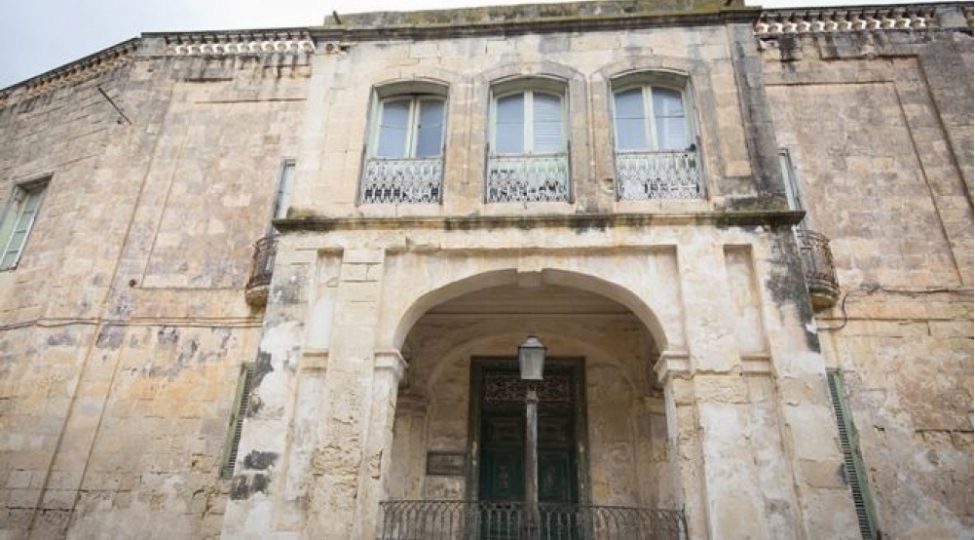 kralicha-ii-elizabetin-maltadaki-villasi-satisha-chixarilib