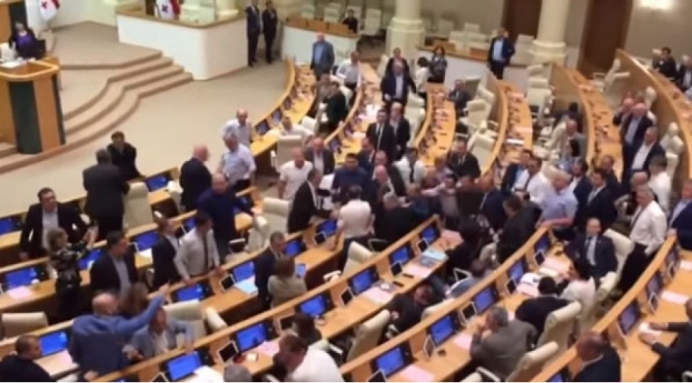 gurcustan-parlamentinde-deputatlar-arasinda-dava-olub