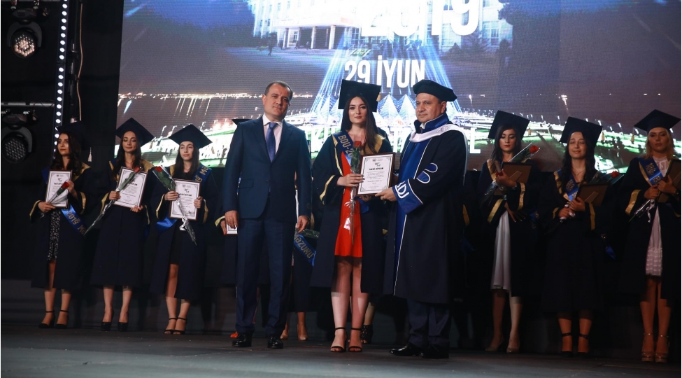 bdu-nun-baku-crystal-hallda-mohteshem-mezun-gunu