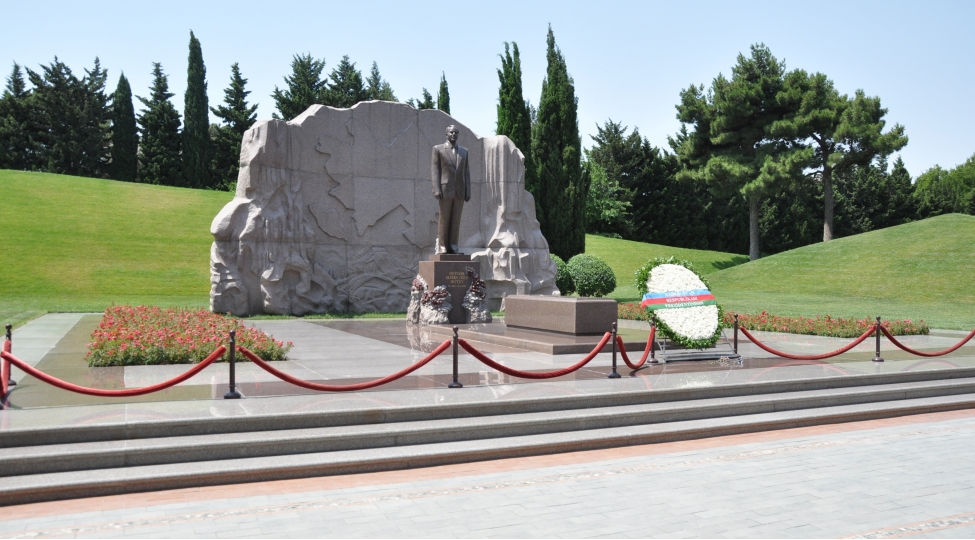 azerbaycan-xalqi-umummilli-liderin-xatiresini-yad-edir