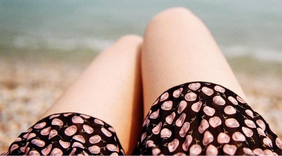 istilerden-bezen-qadin-lut-soyunub-eyvanda-guneshlendi-foto