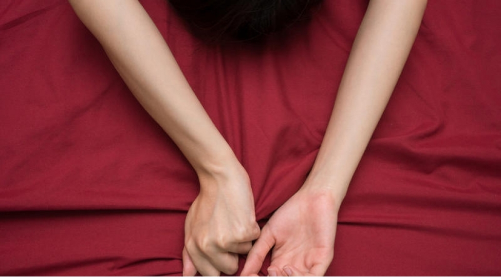 qadin-muellim-stress-kechiren-shagirdini-sakitleshdirmek-uchun-onunla-yatdi-foto