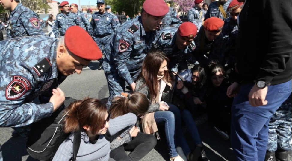 ermenistanda-etirazchilar-parlament-binasini-muhasireye-aliblar