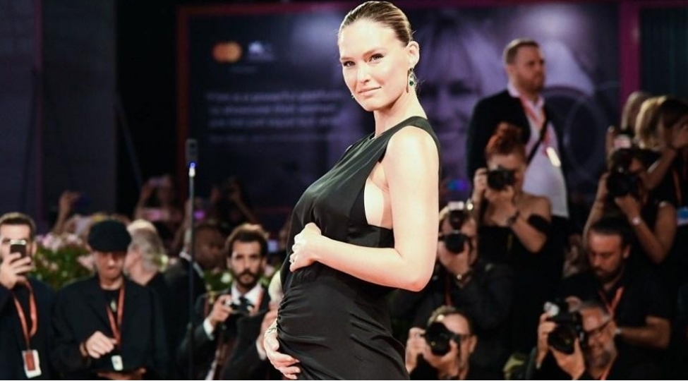 uchuncu-defe-hamile-olan-model-qirmizi-xalida-foto