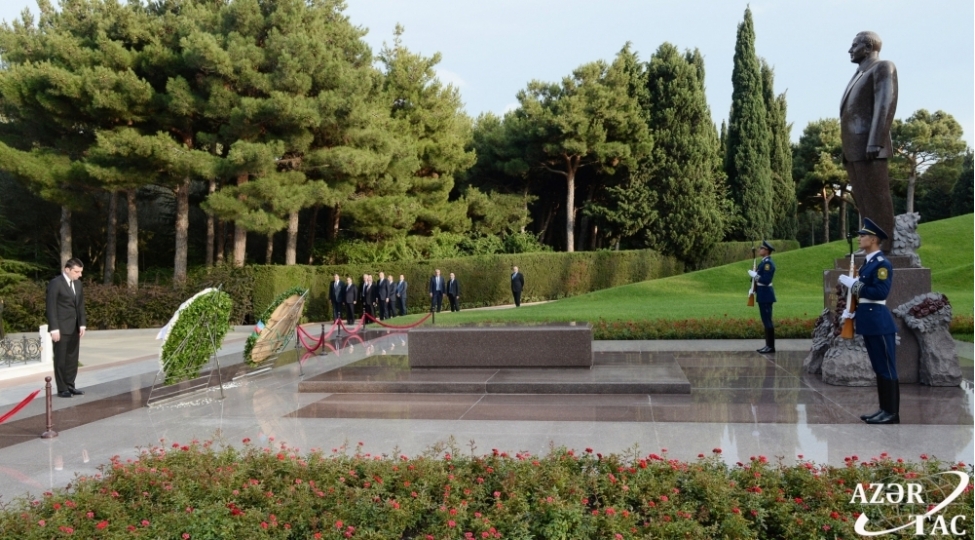 ulu-onder-heyder-eliyevinmezarini-ziyaret