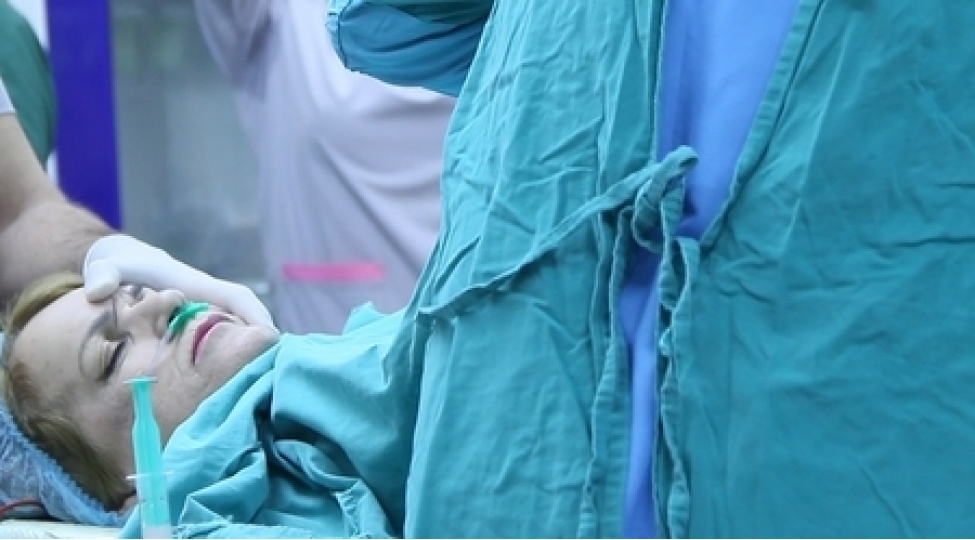 azerbaycanda-gorunmemish-hadise64-yashli-qadin-ekiz-ushaqlar-dunyaya-getirdi-video-foto