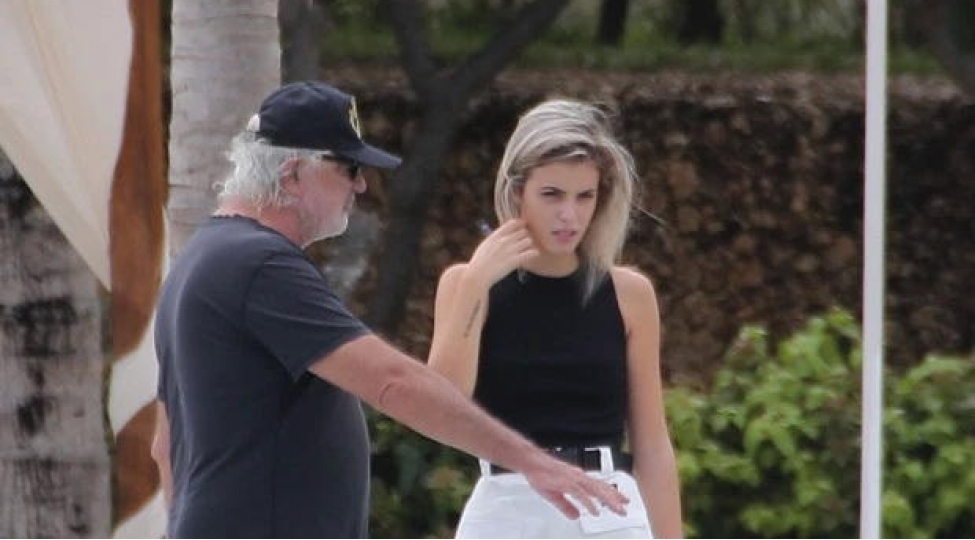 20-yashli-telebe-qiz-babasi-yashinda-ish-adami-ile-foto