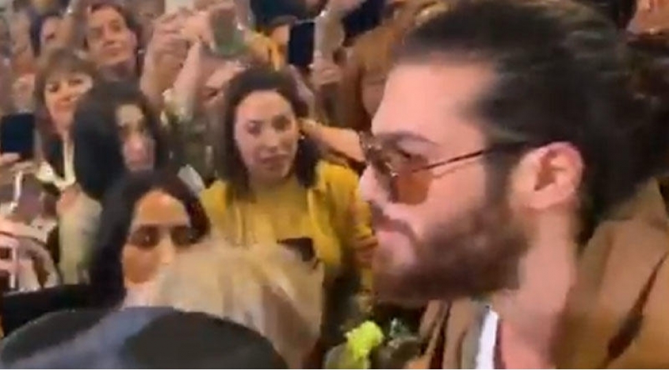 turk-aktyoru-aeroportda-2-min-insan-qarshiladi-video