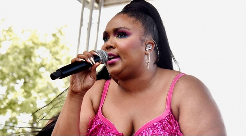 reper-stola-chixib-reqs-etmek-istedi-amma