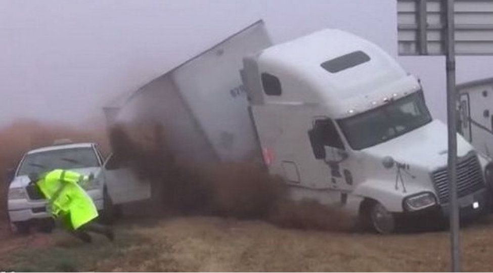 tir-in-altinda-qalmaqdan-son-anda-xilas-oldular-video