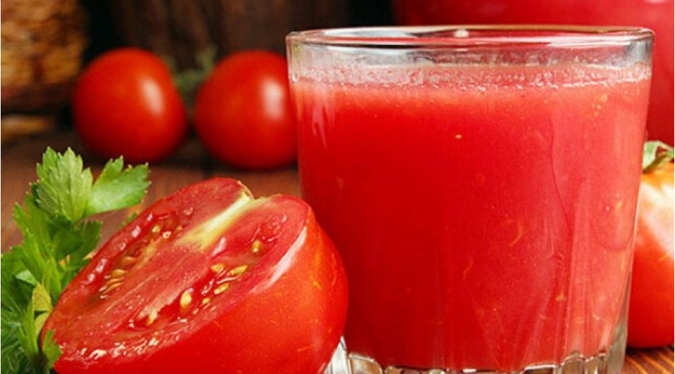 gunde-iki-stekan-pomidor-suyu-ichin-xanimlarin-diqqetine