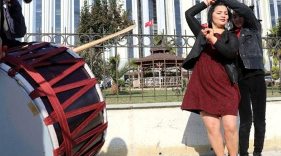 6-ushaq-anasi-boshandigi-uchun-mehkemenin-qarshisinda-yalli-getdi-paxlava-payladi-video