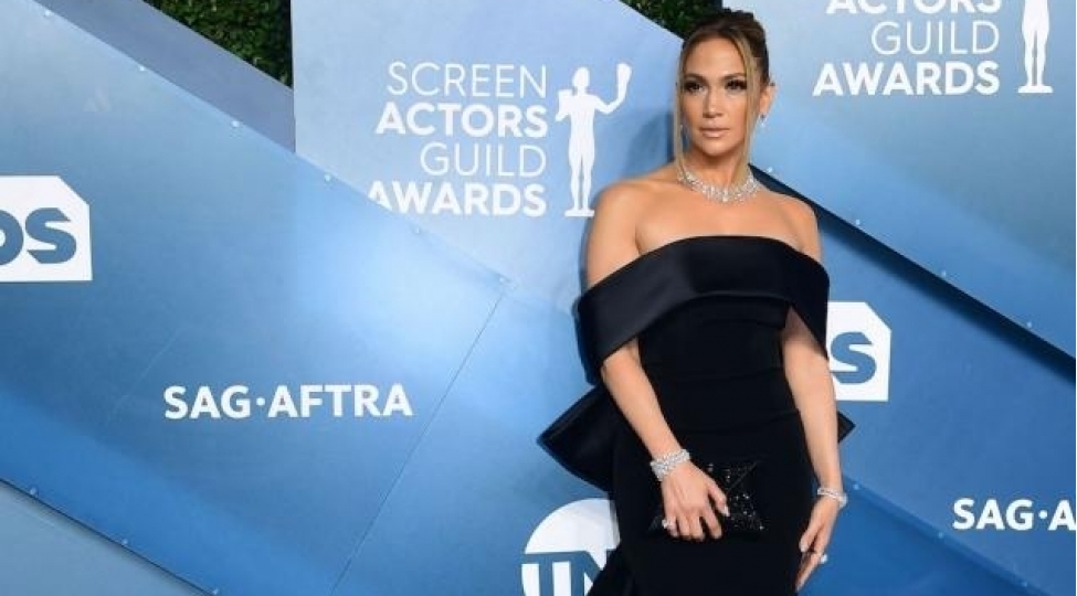 15-milyonluq-brilyantlari-ile-tedbire-geldi-foto