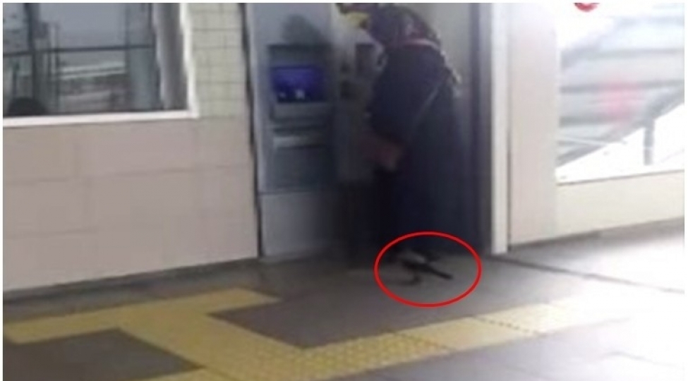 pulu-kartina-yukleyecekdi-qarga-goturub-apardi-