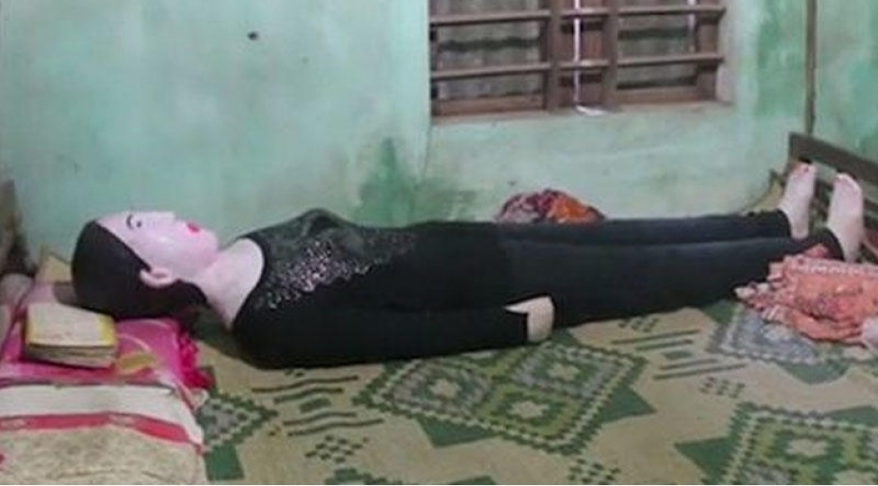 er-17-ildir-heyat-yoldashinin-cesedi-ile-yatir-video-foto