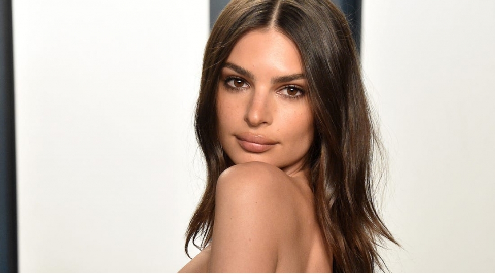 model-kamera-onunde-goz-qamashdirdi-foto