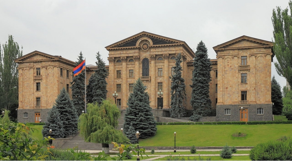 ermenistan-uzerine-goturduyu-ohdeliklerini-kobud-shekilde-pozur