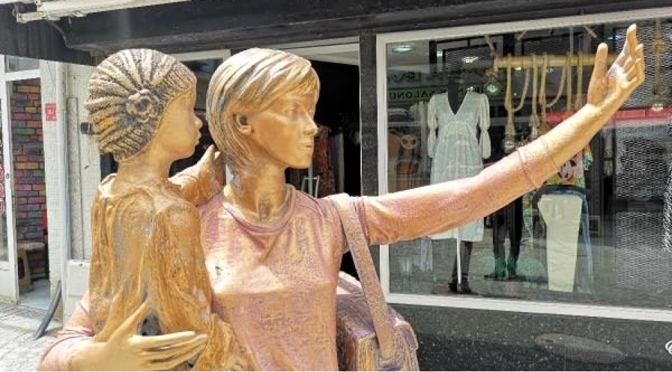 selfie-eden-qadin-heykelinin-elindeki-telefon-ogurlanib