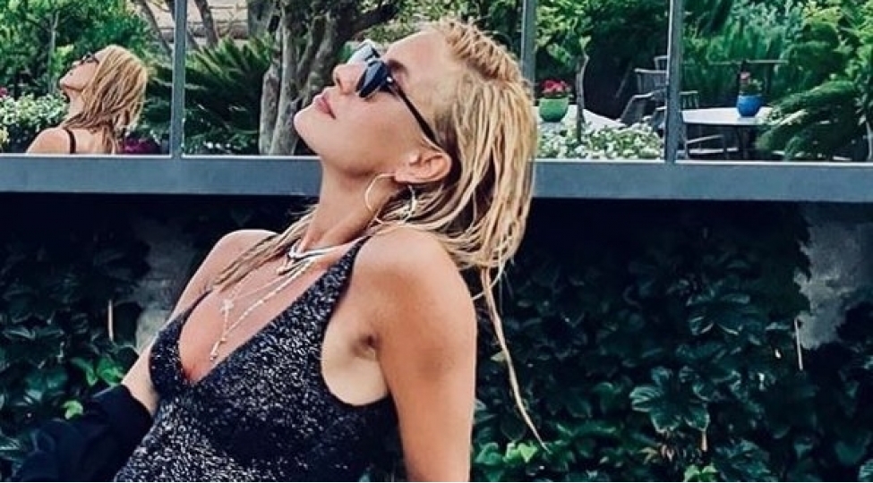 41-yashli-modelin-qusursuz-beden-qurulushu-foto