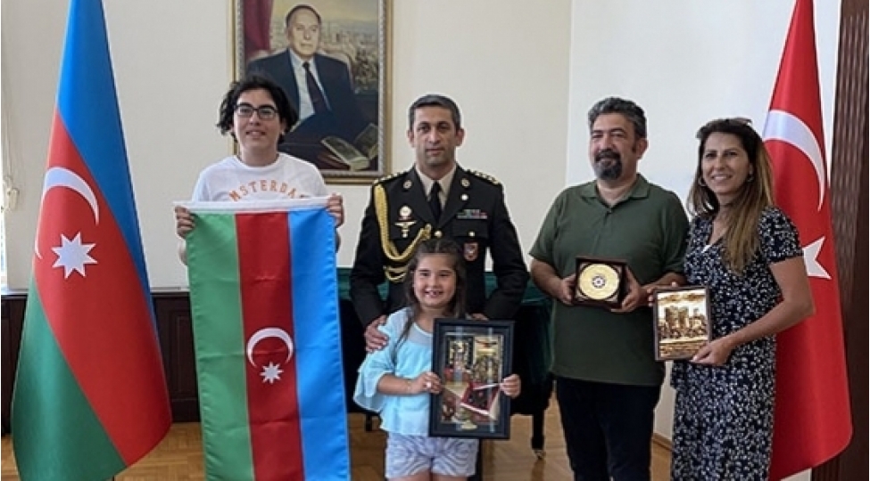 turkiyeli-gence-azerbaycan-bayragi-hediyye-edilib