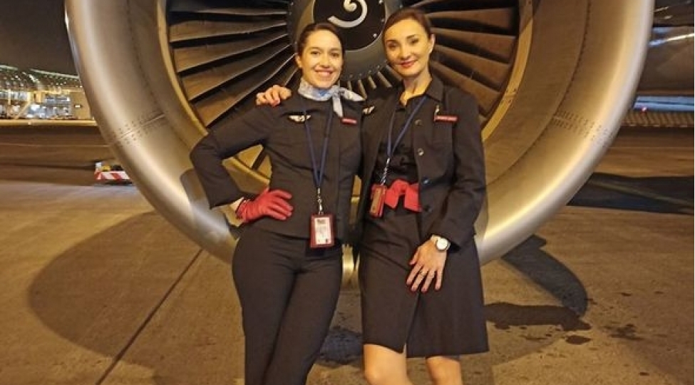 teyyarede-en-qeribe-poza-trendine-daha-bir-stuardessa-qoshuldu-foto