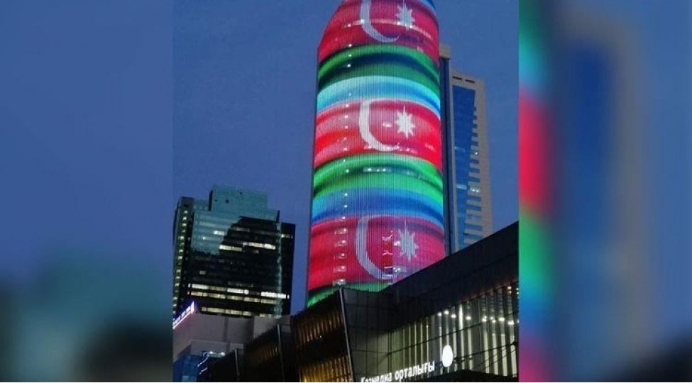 nur-sultanda-kazmedia-binasinda-azerbaycanin-dovlet-bayragi