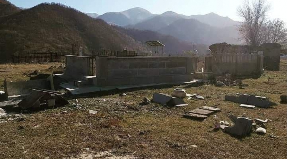 ermeniler-oluleri-qebirden-chixarib-ozleri-ile-apardi-foto