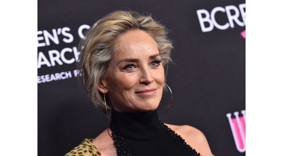 modellik-eden-62-yashli-dunyaca-meshhur-aktrisa-her-kesi-mat-qoydu