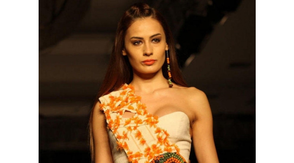 modelin-mehkemeye-verdiyi-qayinanasi-tapilmir