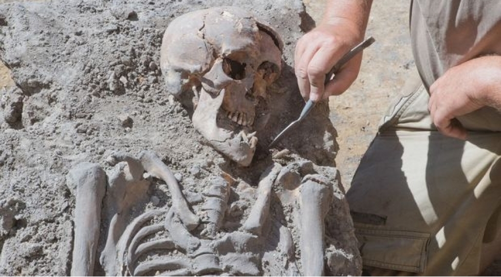 ritual-qetl-qurbanlarina-aid-kutlevi-mezarliq-tapildi