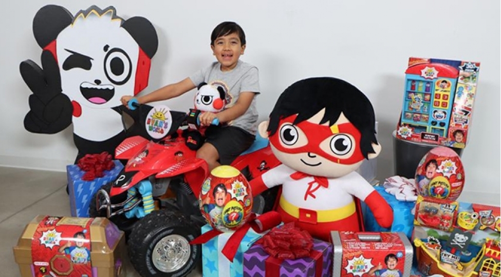 18-milyon-dollar-qazanan-6-yashli-yutub-fenomeni-foto