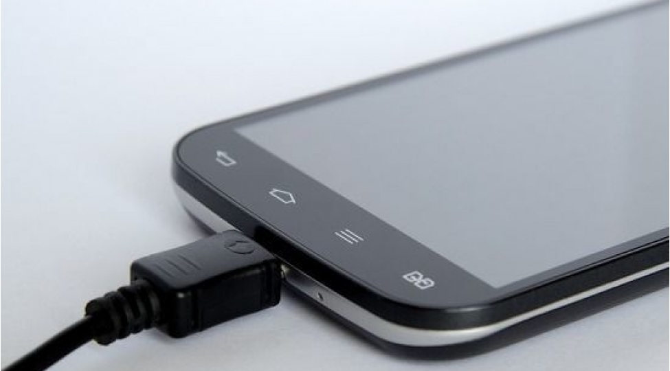 smartfonun-sharj-cihazina-taxilmish-veziyyetde-istifadesi-tehlukelidir