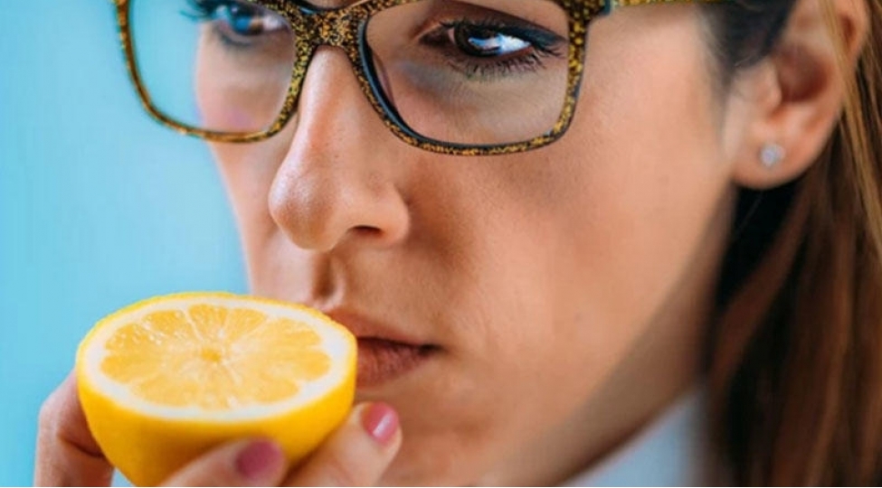 iybilmenin-itmesi-covid-19-ve-diger-virus-infeksiyalari-zamani-qoxu-itkisi-arasindaki-ferq