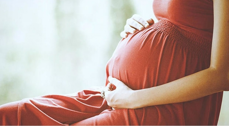 hamilelik-zamani-koronavirusa-yoluxma-korpeye-nece-tesir-edir