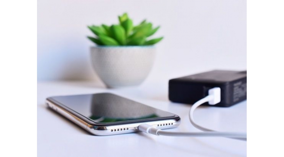 yeni-ixtira-telefonu-bir-neche-saniyeye-sharj-etmeye-imkan-verecek