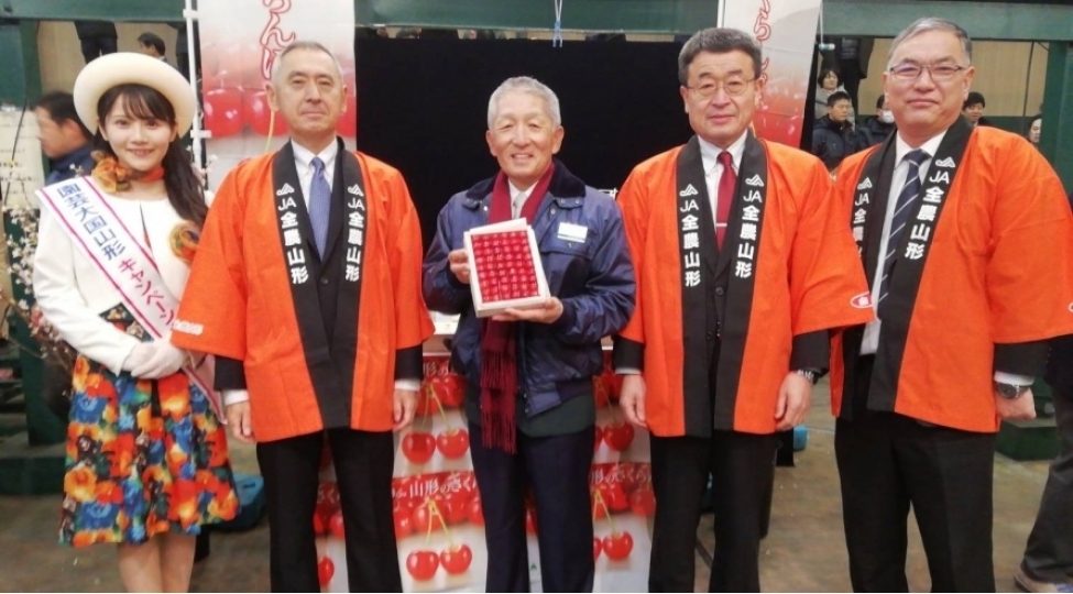 yarim-kiloqram-gilas-10-min-dollara-satilib