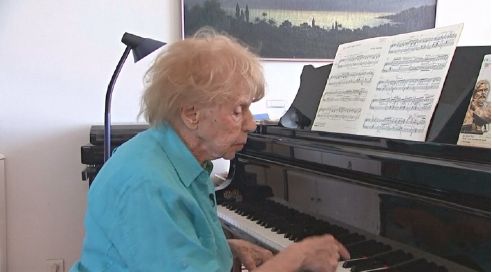 106-yashli-pianochu-qadin-ozunun-klassik-musiqi-albomunu-chixarib