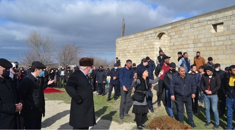 shehid-anasi-defnden-evvel-qurban-kesib-video