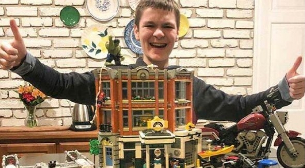 12-yashli-ushaq-en-suretli-lego-yigmaq-rekordunu-qirdi