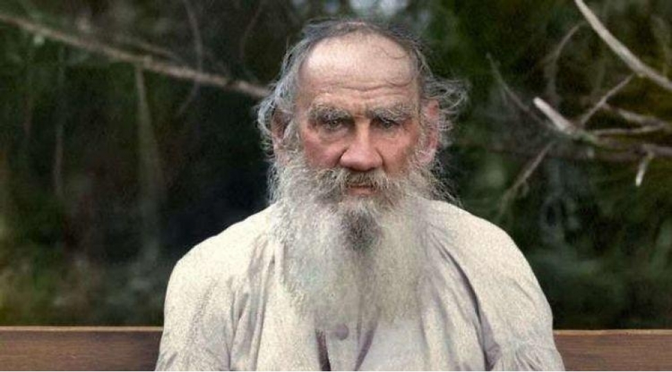 tolstoyu-en-chox-tesirlendiren-25-kitab-o-hansi-yashda-ne-oxuyub