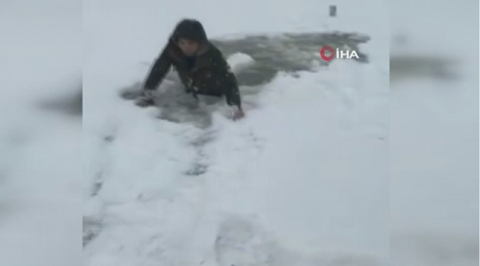 buz-tutan-golmecheye-dushdu-video