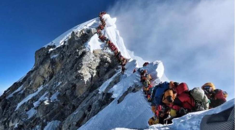 burada-olen-alpinistleri-ashagi-endirmirler-foto